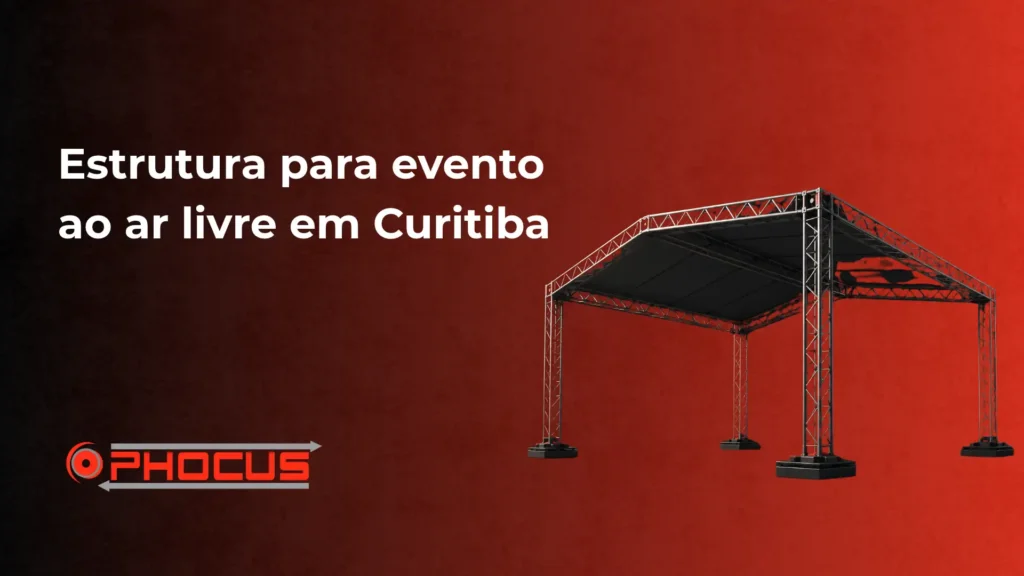 Estrutura para evento ao ar livre em Curitiba com montagem de palco metálico truss e cobertura, fundo vermelho com logo O-FOCUS.