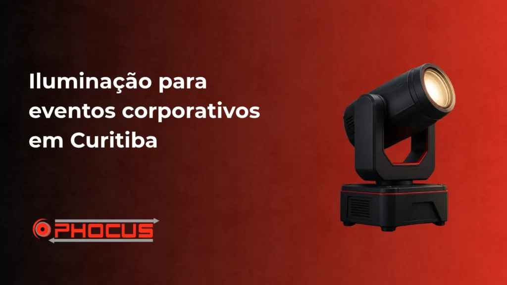 Iluminação para eventos corporativos em Curitiba com um refletor profissional e a marca O-FOCUS em destaque no fundo vermelho. Banner de divulgação.