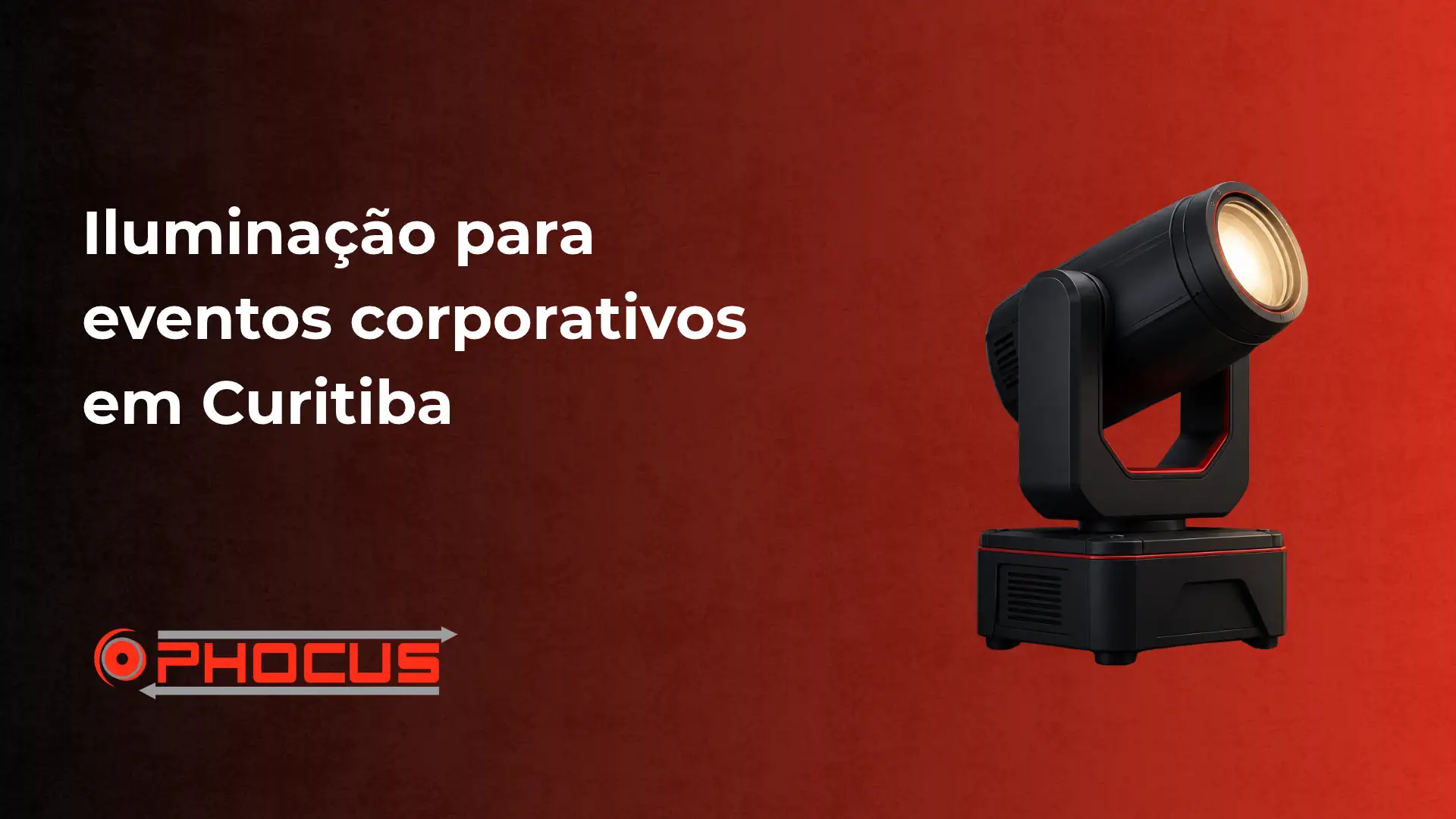 Iluminação para eventos corporativos em Curitiba com um refletor profissional e a marca O-FOCUS em destaque no fundo vermelho. Banner de divulgação.