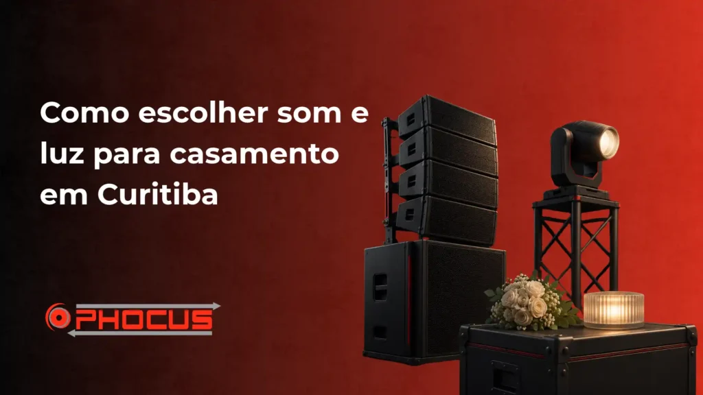 Imagem de divulgação sobre som e luz para casamento em Curitiba, com equipamentos de áudio e iluminação profissional ao lado do logo O-FOCUS e um arranjo de flores sobre uma caixa de palco, em fundo vermelho.